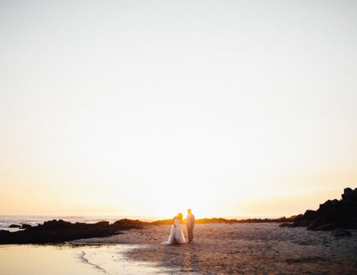 Strandhochzeit mit SonnenuntergangHochzeit am Strand bei Sonnenuntergang- Aufgenommen von Carmen and Ingo Photography